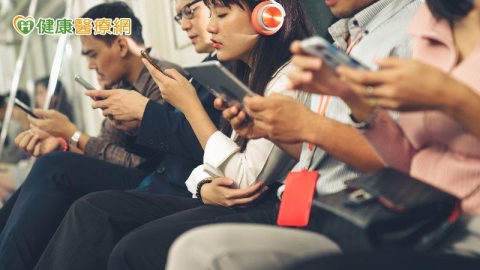 玩手機、姿勢不良!年輕族群頸椎病變激增 醫籲「這些症狀」須盡快就醫