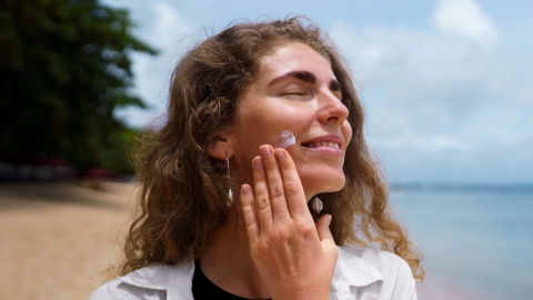 防曬看SPF係數還不夠!皮膚科醫師揭「防曬」2大關鍵:防曬傷更防曬老