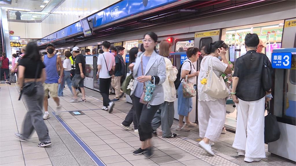 板南線擠爆!2班捷運空車「直送江子翠」 通勤族怒「等20分鐘還無法上車」
