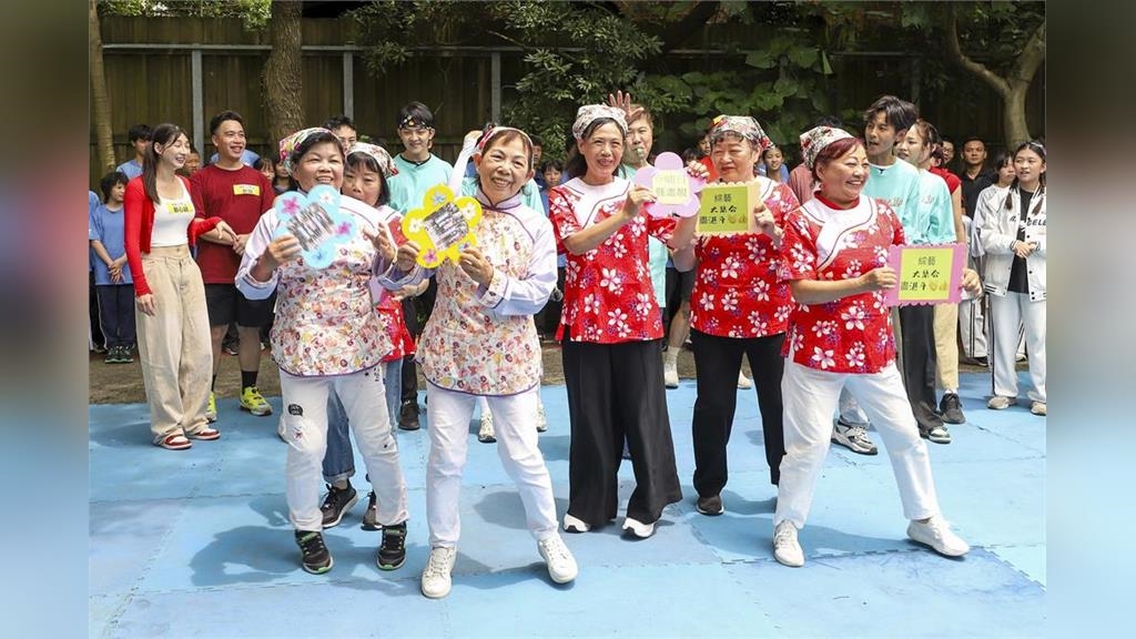 《綜藝大集合》客家媽媽們向偶像唱客家歌表白！胡瓜被摸臉又被親驚慌失措