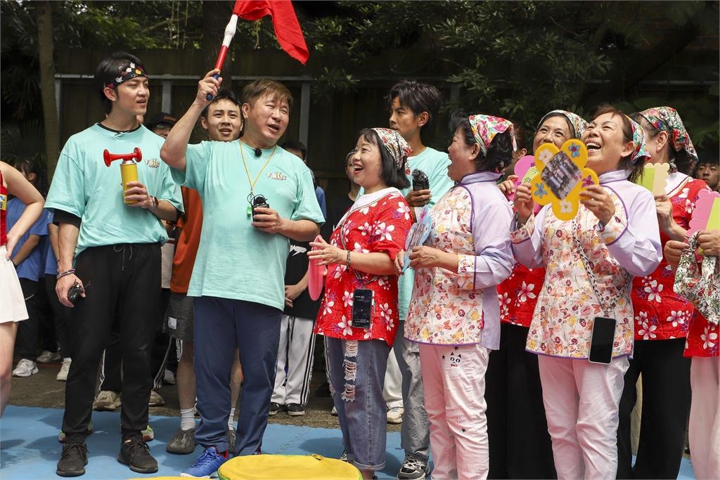 《綜藝大集合》客家媽媽們向偶像唱客家歌表白!胡瓜被摸臉又被親驚慌失措