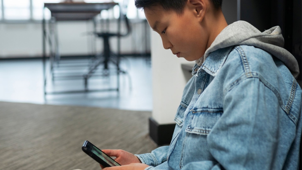 滑手機滑出「手機頸」！醫示警低頭族風險！小心頸椎病上門！