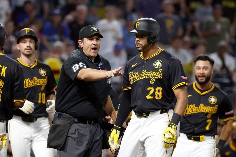 MLB(影)／選保送「霸氣甩棒」捕手超不爽！雙方起口角引發「板凳清空」大場面