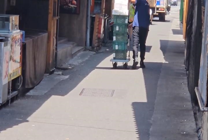 東門夜市東山鴨頭食材放高溫室外　衛生局稽查限期改善