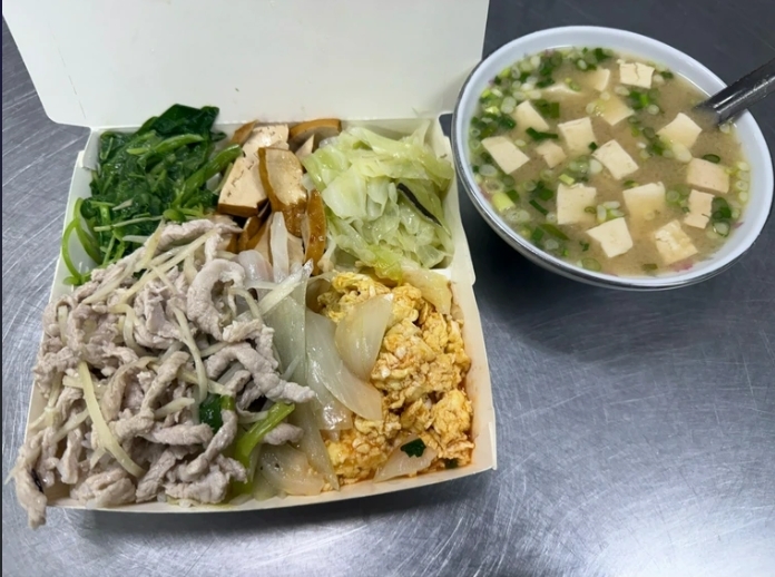 100元爽買超澎湃「肉絲便當」引熱議　網嗨翻狂刷：「這是你阿嬤做的嗎」...