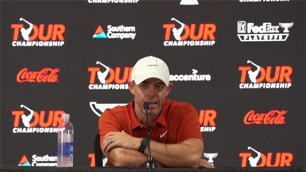 高爾夫(影)／前球王「小麥」名人賽奪冠後太開心!　狂買上千面旗簽名到手軟也開心