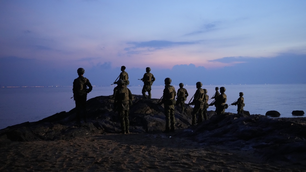 《零日攻擊》聲量霸榜錯過別擔心！影集「從頭看起」快跟上 電視重播時間曝光