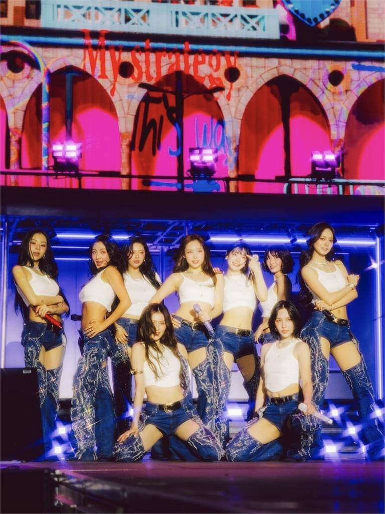 TWICE來了！出道10年首次降臨高雄開唱「5萬人採實名制」搶票日期曝！