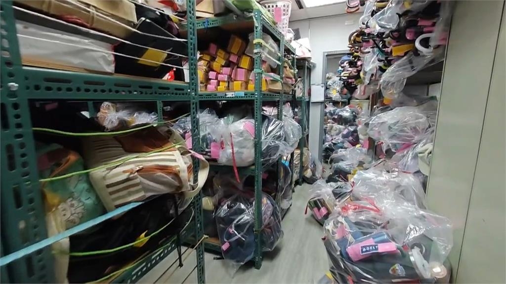 太幸運！旅客「平板」掉飛機椅縫　空中飛一週順利找回