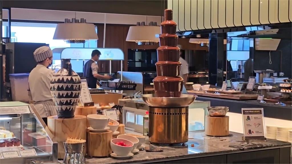 台中吃到飽餐廳驚現「鬧場松鼠」！跳椅、爬紅龍還偷吃零食…店經理急守食物區