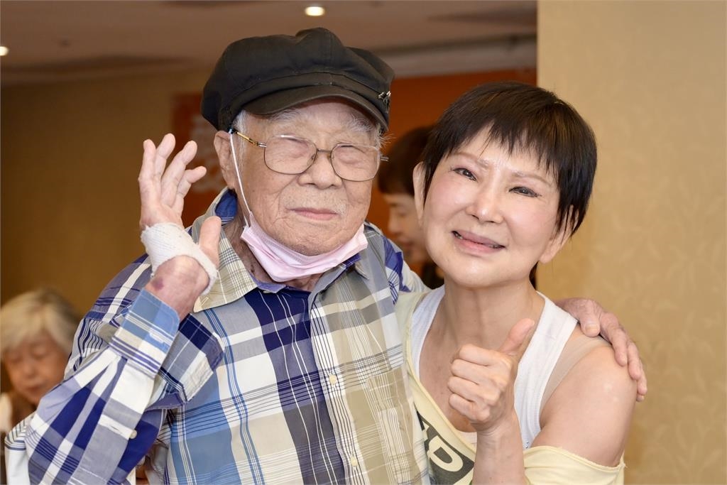 「台灣最美麗歐巴桑」陳美鳳陪伴獨居長輩!傳遞被惦記的幸福