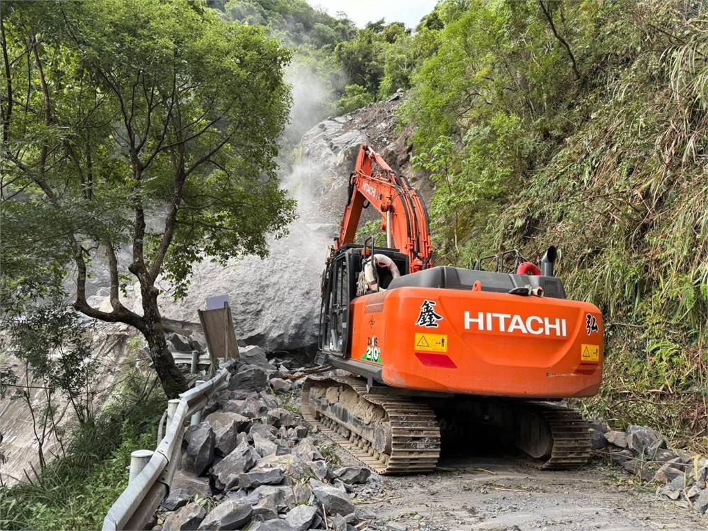 快新聞/桃園復興台7線33K凌晨大規模坍方 後山三里今停班停課