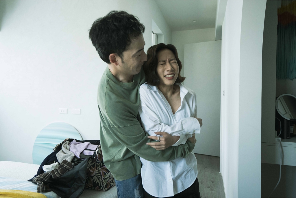 金鐘女星破尺度拍床戲!蕾絲上身大膽洩慾 羞曝「在邊緣進出」
