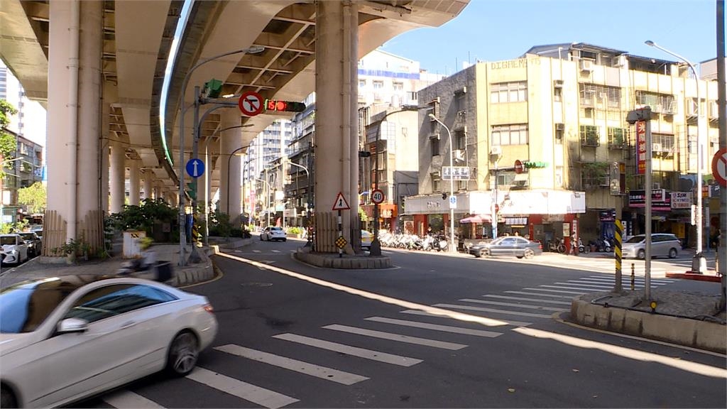 市民大道大樓透明窗「驚見情侶趴著激戰」畫面全裸色！高難度衝撞片…網驚：會玩