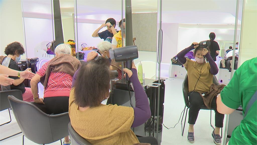 ＡＩ智能洗頭店進駐高雄　業者邀在地長輩搶先體驗