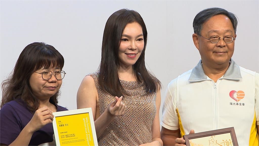 郭台銘被拍到滿頭白髮現身球場！　曾馨瑩出席活動曝原因