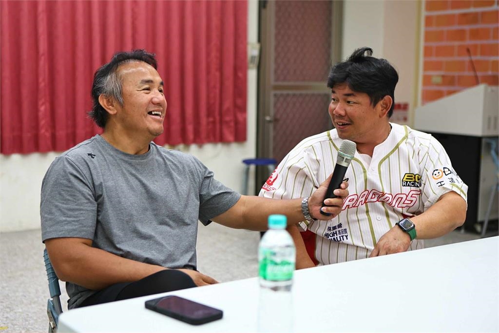中職/回饋列車送暖花蓮 會長蔡其昌親贈球具傳承棒球夢