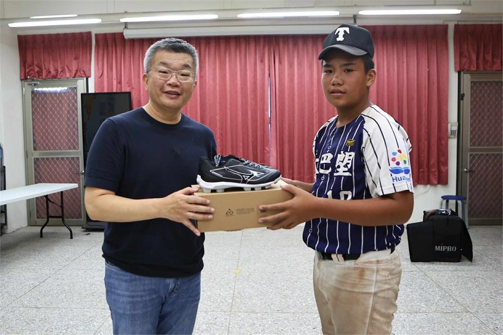 中職/回饋列車送暖花蓮 會長蔡其昌親贈球具傳承棒球夢