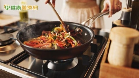 久咳不癒可能是「廚房油煙」惹禍！醫曝危害不輸二手菸　WHO列肺癌危險因子