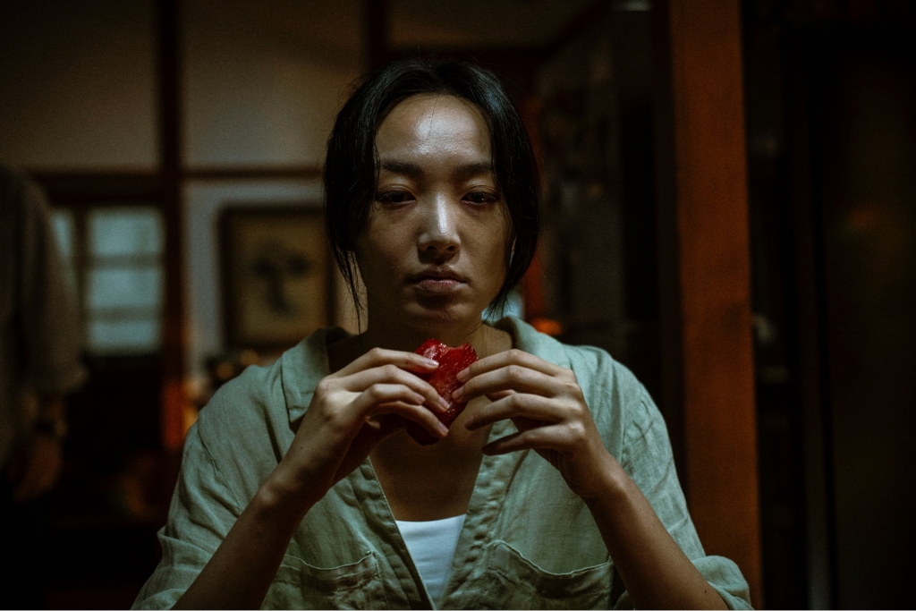 詭異童謠搬上大銀幕！《泥娃娃》蔡思韵化身「最恐怖孕婦」 猛吞內臟嚇壞楊祐寧