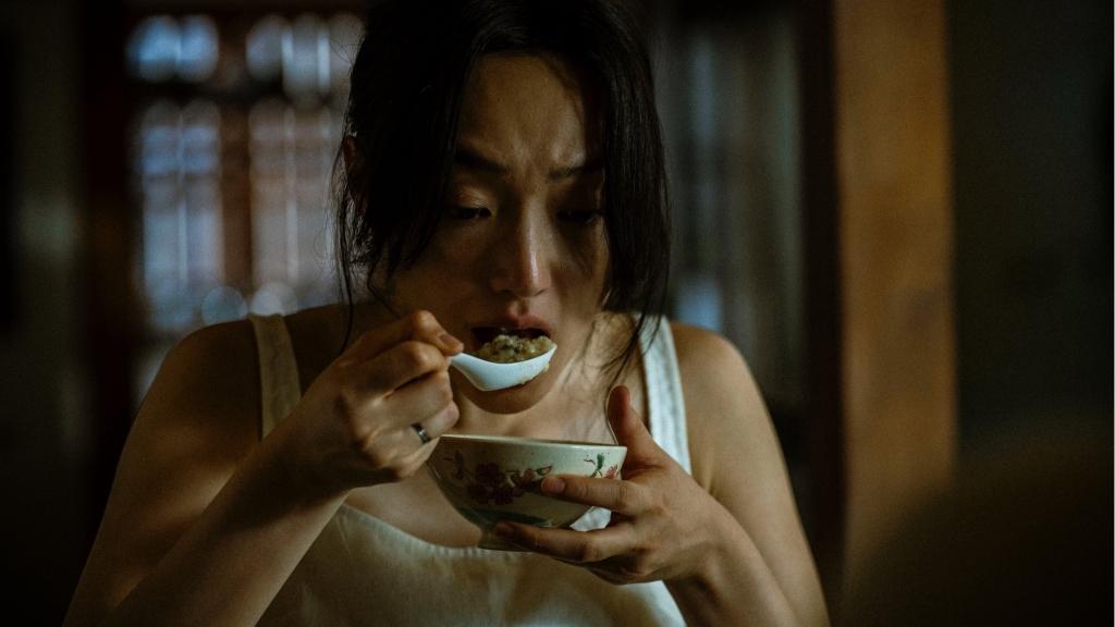 詭異童謠搬上大銀幕！《泥娃娃》蔡思韵化身「最恐怖孕婦」 猛吞內臟嚇壞楊祐寧