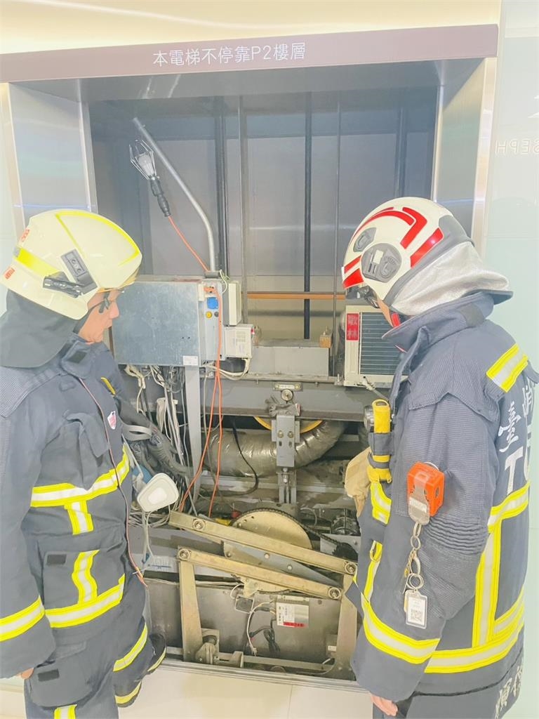 台中大遠百電梯受困驚魂！　19人困電梯　踩椅子脫困