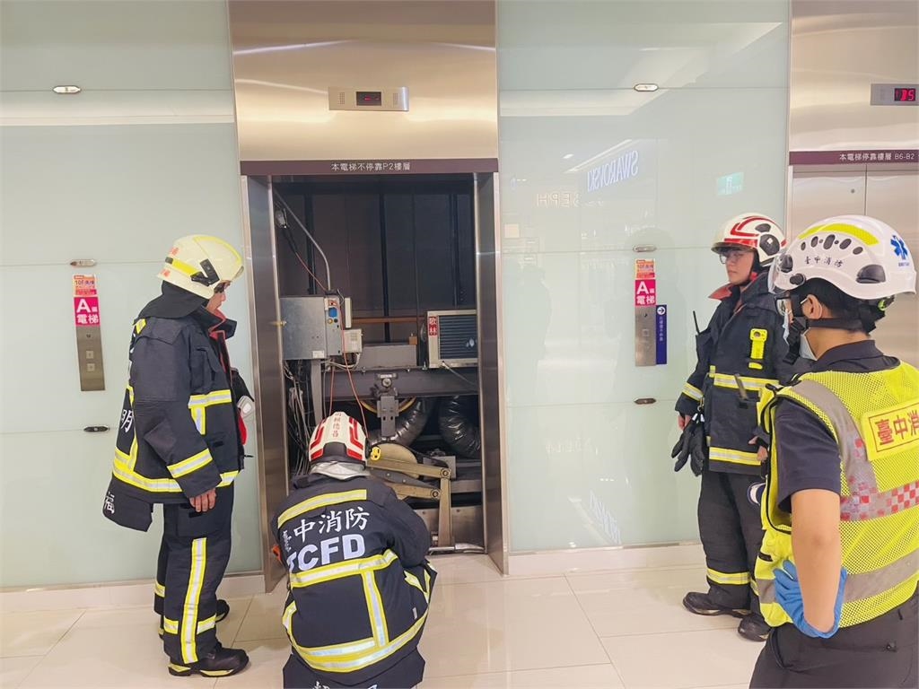 台中大遠百電梯受困驚魂！　19人困電梯　踩椅子脫困