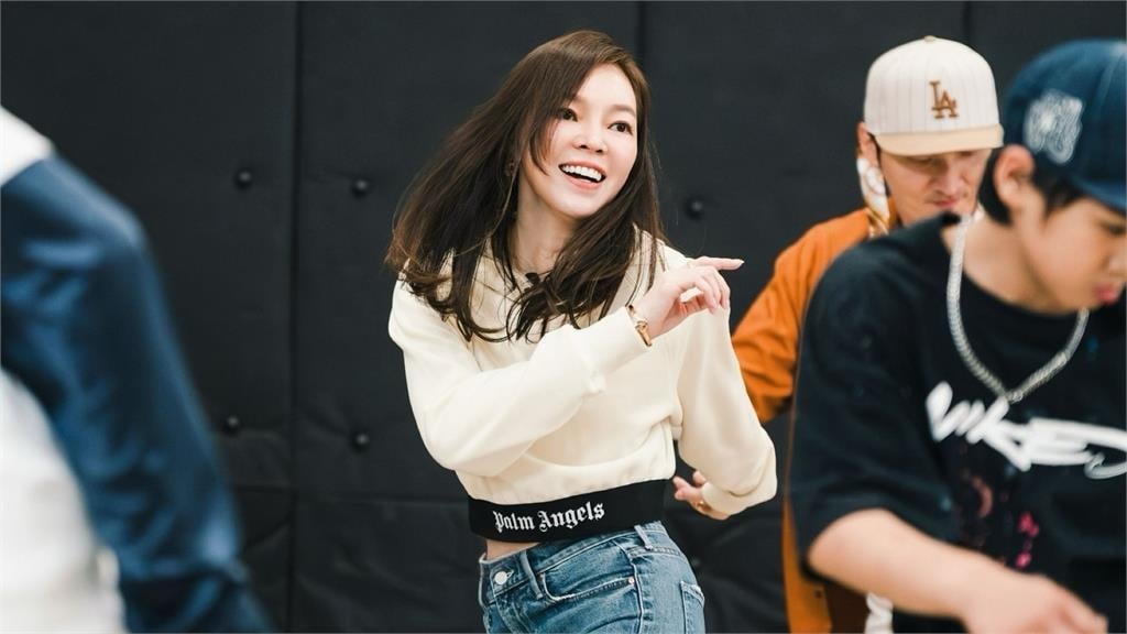 50歲曾馨瑩轉身「曬驚艷背殺」！深V開腰「超狂肌肉曲線」曝光