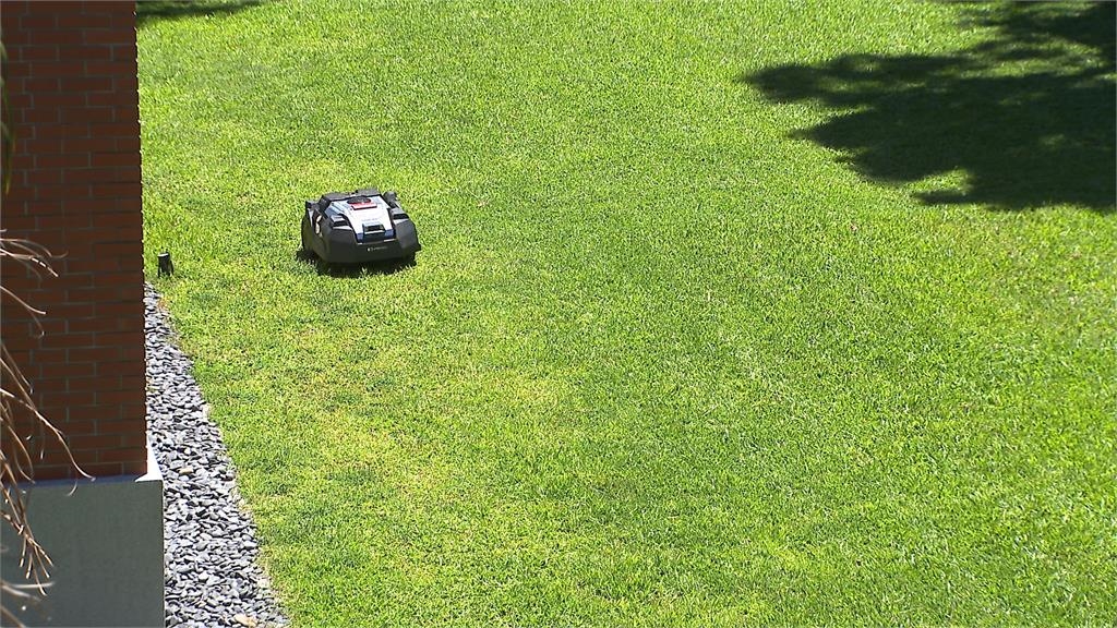 「智慧割草機器人」亮相好神！　處理百坪草地竟不用1小時