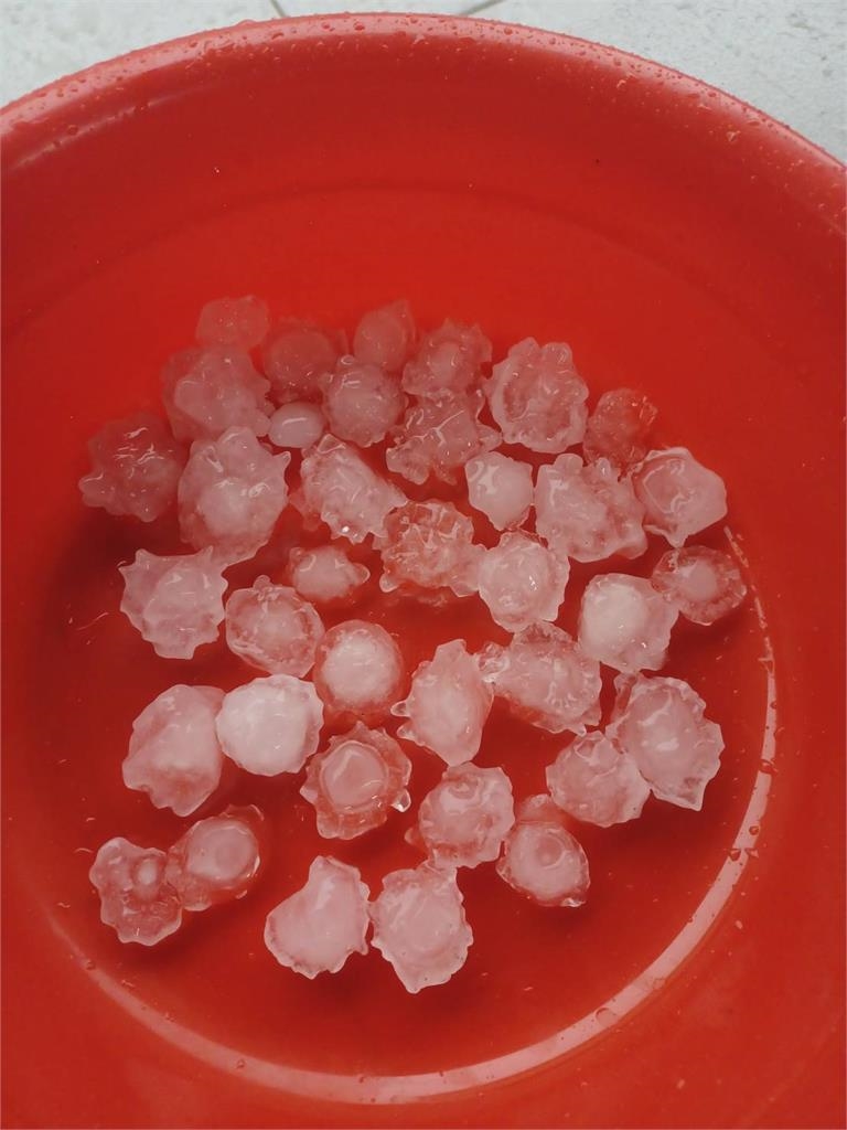 如獲「天然冰桶」!南部週日午後雷陣雨各地降冰雹 恆春閃電不斷