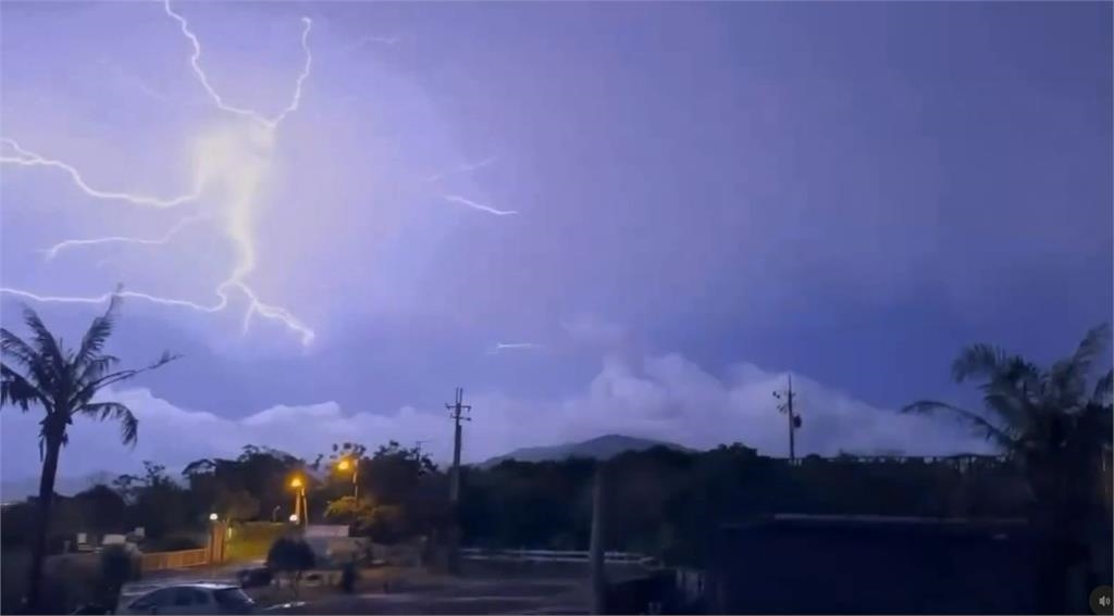 如獲「天然冰桶」!南部週日午後雷陣雨各地降冰雹 恆春閃電不斷