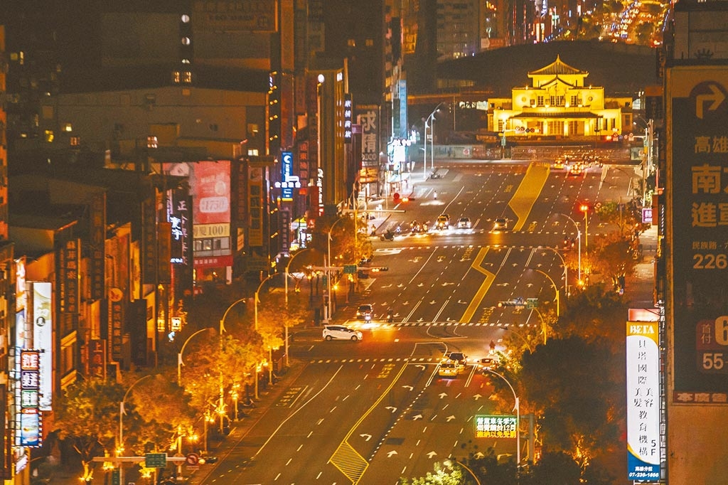 獨家！舊高雄車站一片黑？　鐵道局：規劃新光雕　提前關閉原本燈光