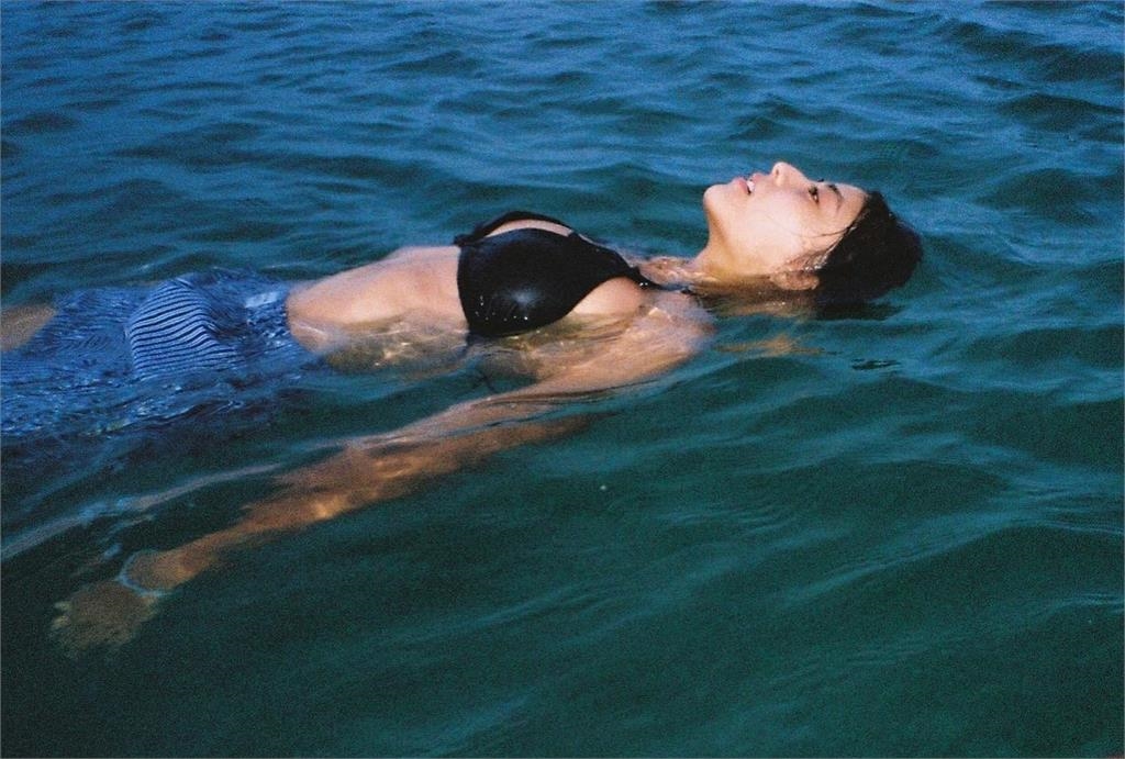 不甩男友戀上魏如萱！若盈恢單秒解放「誠意水彈浮出水面」網震撼：回來了