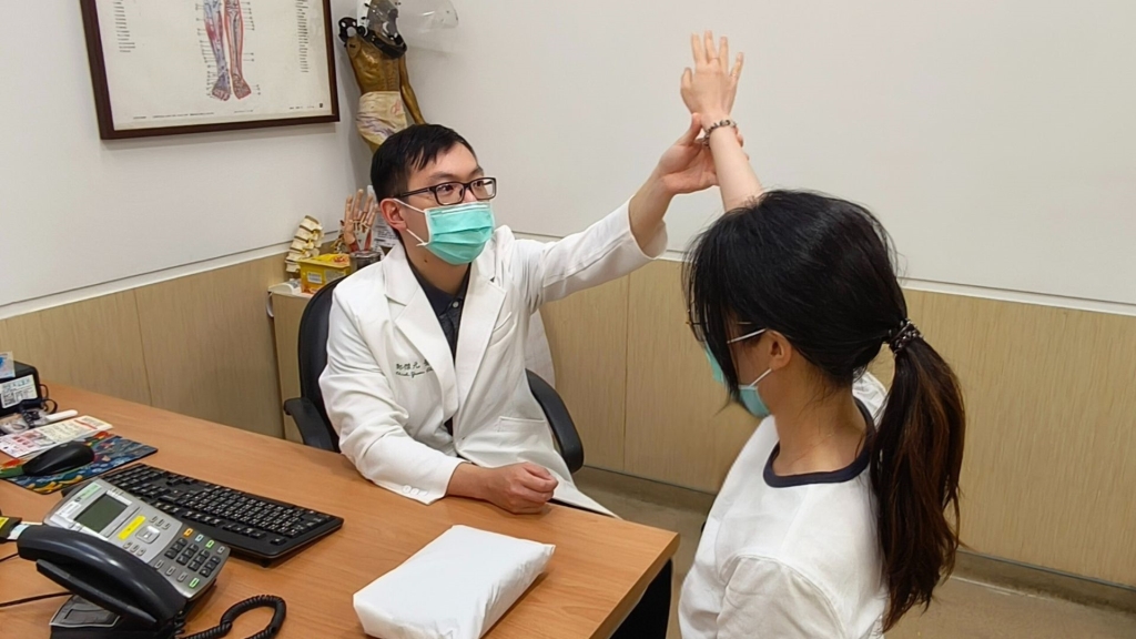 晚上痛醒、舉手困難？五十肩找上年輕人？中醫分析4大類型成因 