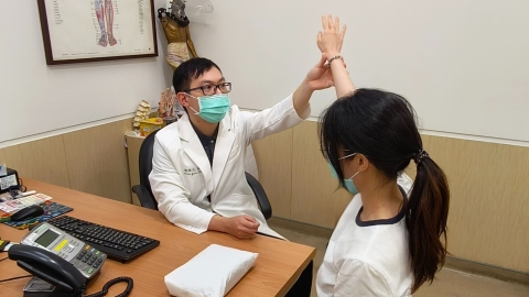 晚上痛醒、舉手困難?五十肩找上年輕人?中醫分析4大類型成因