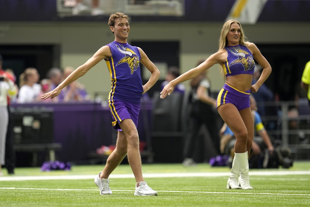 NFL(影)／維京人男性啦啦隊員再引發爭議!　和女性隊員同洗手間拍影片