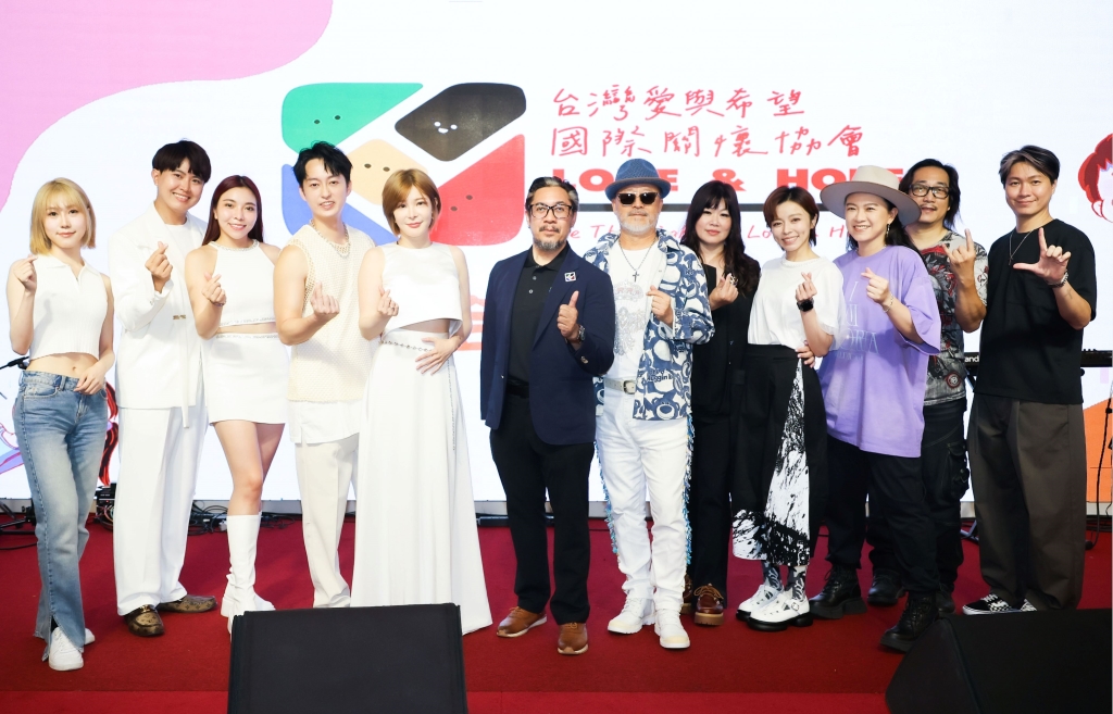 艾成告別式三週年 王瞳合體霸氣樂團獻唱 哽咽喊:他沒有缺席