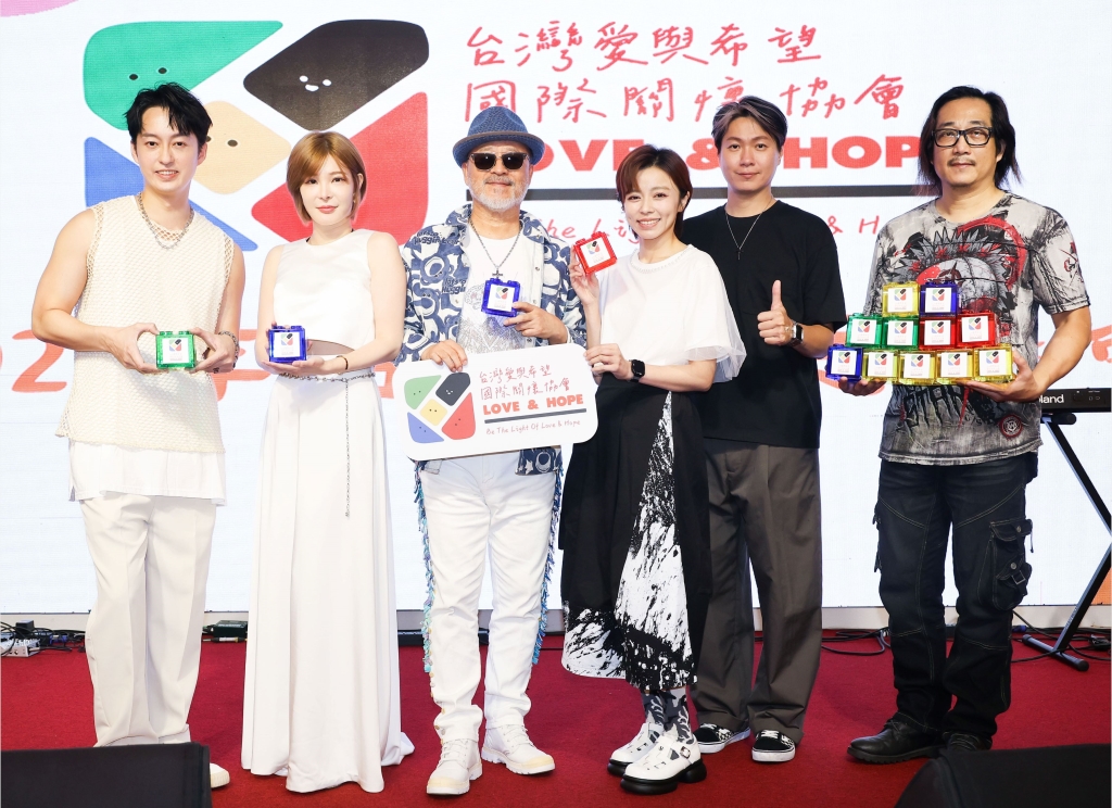 艾成告別式三週年 王瞳合體霸氣樂團獻唱 哽咽喊:他沒有缺席