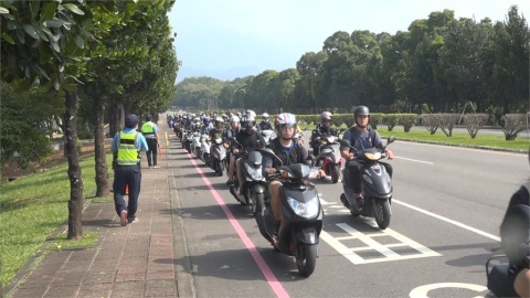 騎機車路邊滑手機「秒噴1000元」　內行揭真相：「少1動作」就違法！