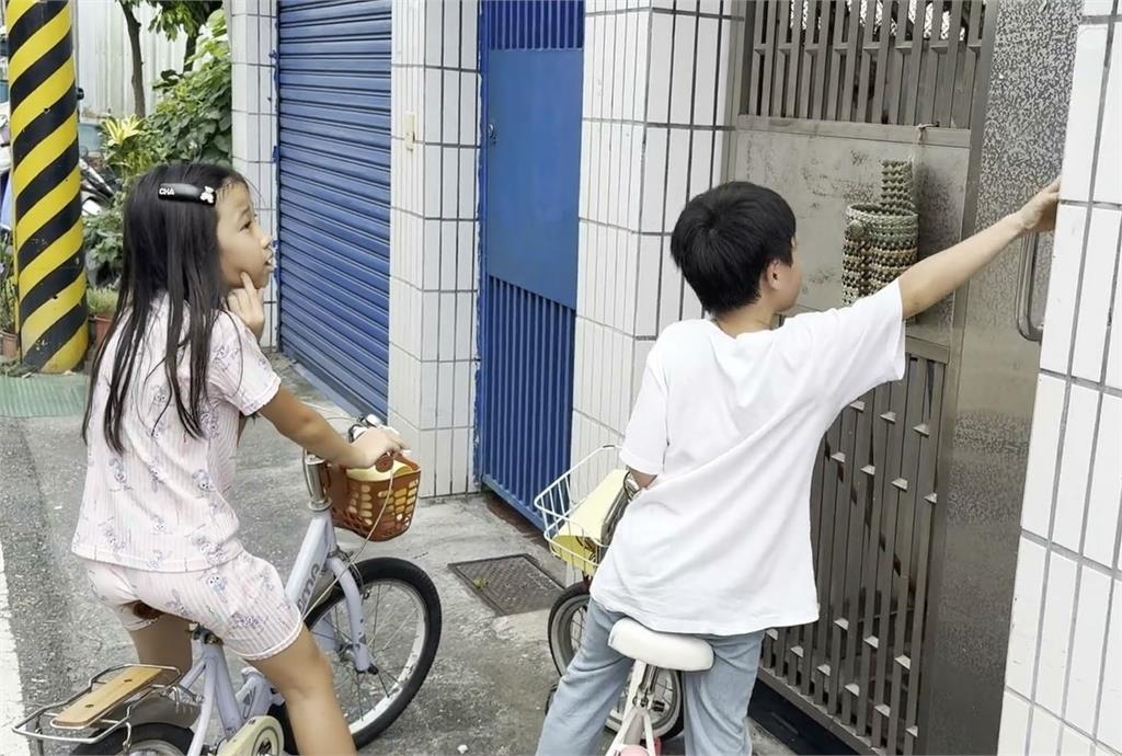 小小藝術家上街賣畫　姊弟：一幅只要20元加贈糖果