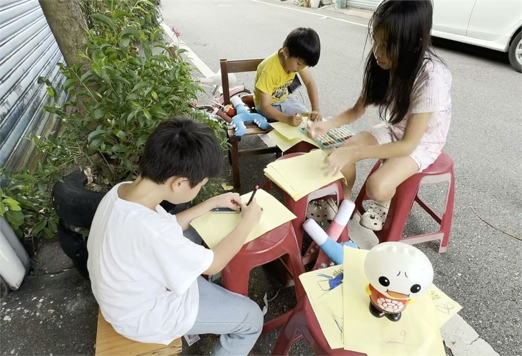 小小藝術家上街賣畫　姊弟：一幅只要20元加贈糖果