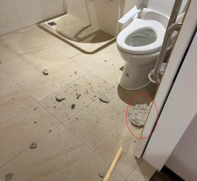 房內有煙味.天花板掉石塊！入住四星飯店三度換房