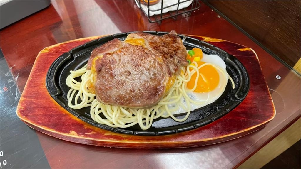 牛排館菜單「80元鐵板麵」不敢點？鄉民自曝月底省錢餐：我就是點這個的