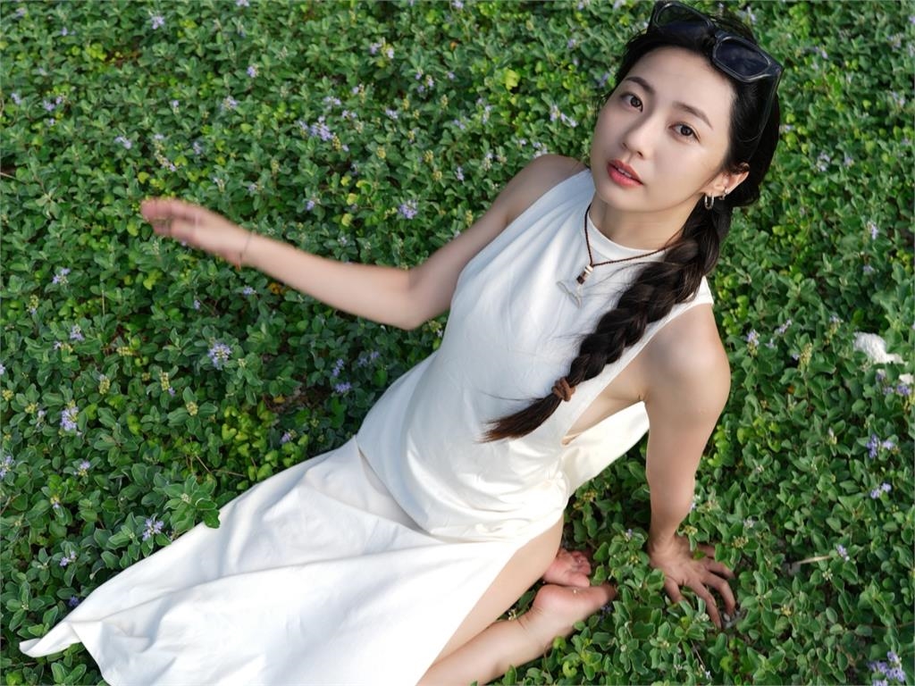 慈妹跪坐草地「袖口＋高衩開到腰」！側身「兇器現形」藏不住網驚：太犯規