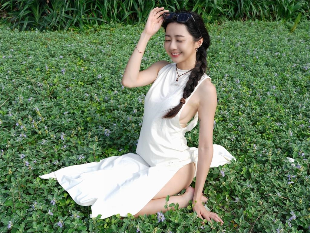 慈妹跪坐草地「袖口＋高衩開到腰」！側身「兇器現形」藏不住網驚：太犯規