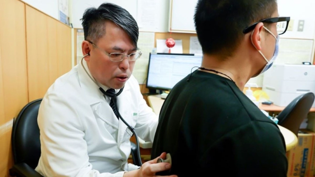 肺部大片白影竟是「這一罕病」！竟全肺盥洗恢復才健康呼吸！