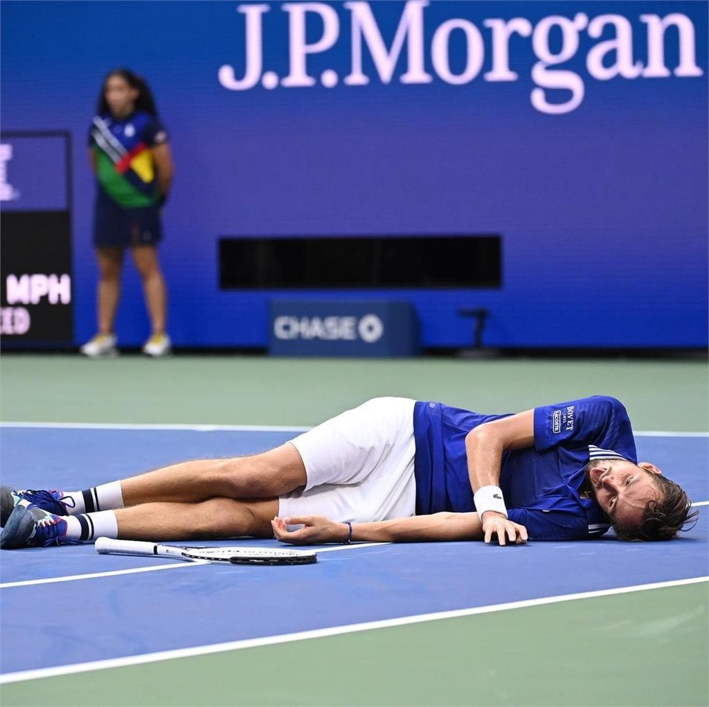 網球(影)／爆走失控的代價130萬台幣！梅德韋傑夫一輪遊賠了夫人又折兵