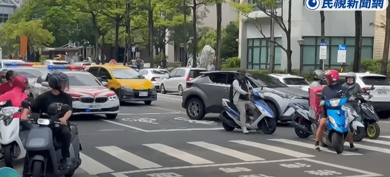救護車、紅斑馬「護送台南早產兒」轉院！大群車陣「默契1秒摩西分海」震撼畫面曝