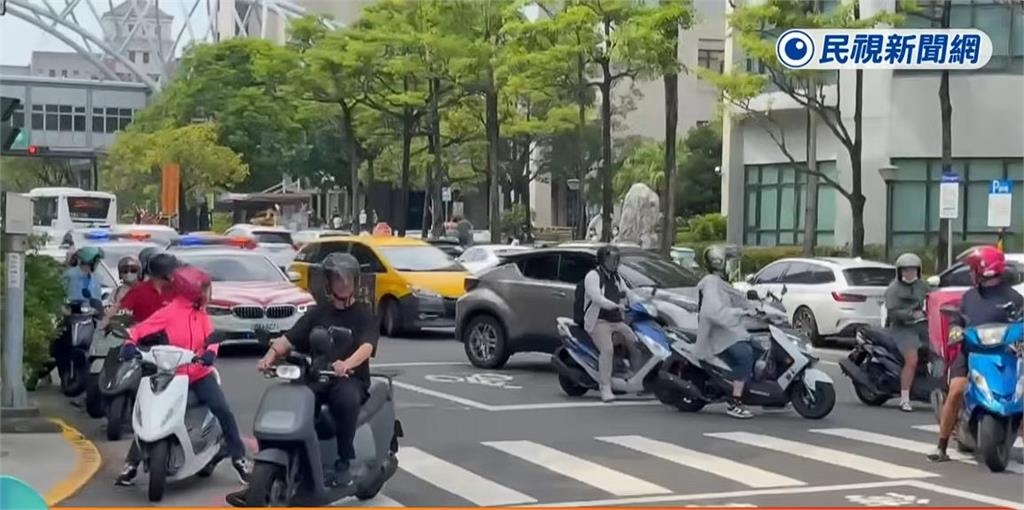 救護車、紅斑馬「護送台南早產兒」轉院！大群車陣「默契1秒摩西分海」震撼畫面曝