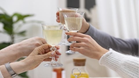 快速舒緩飲酒後不適懶人包！營養師揭密網傳食物＋6 大飲食建議